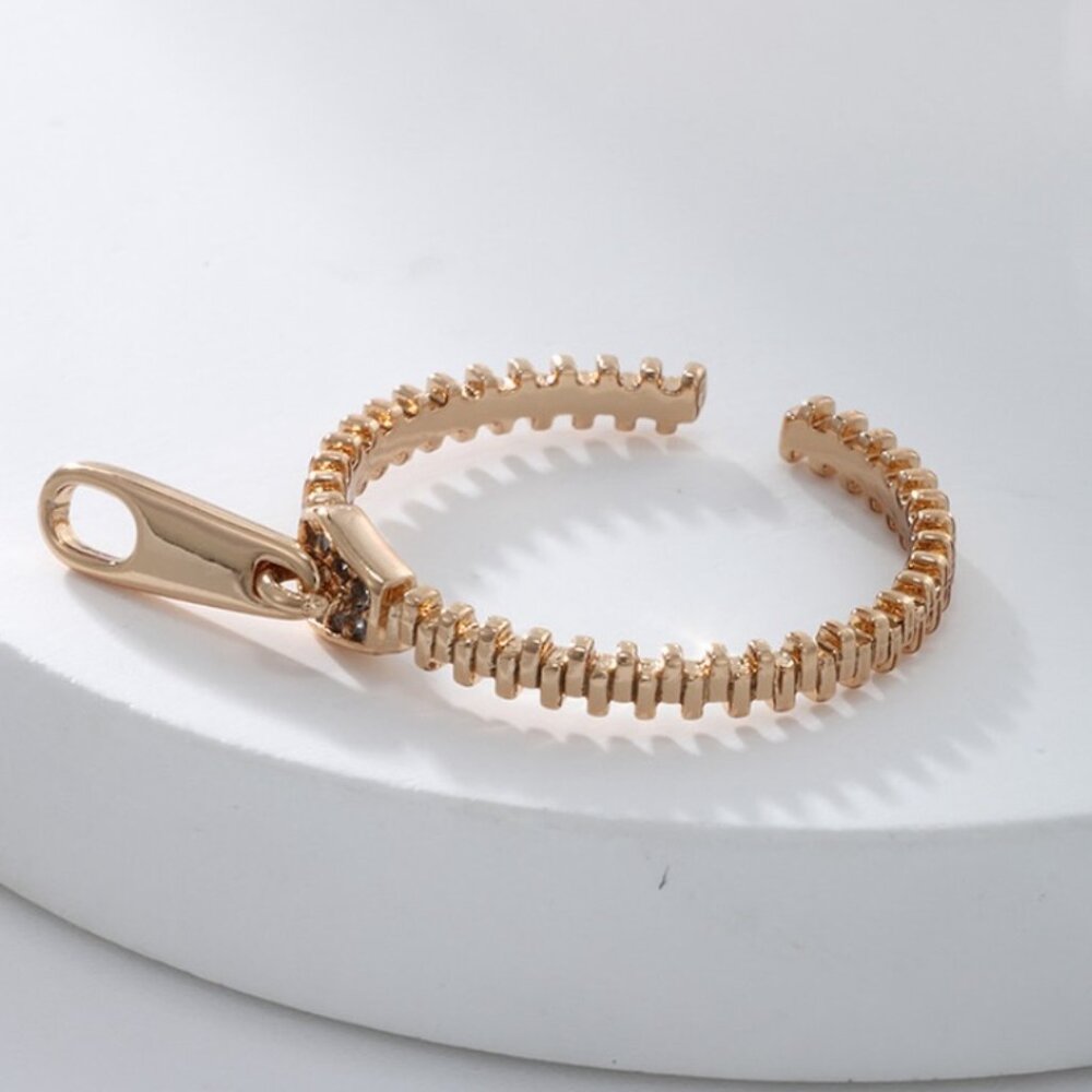 Open rings with a geometric zipper design made of alloy and 18K gold plating